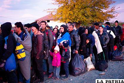 Inmigrantes sirios varados en la frontera turca