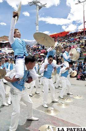 Acrobática coreografía de las bandas