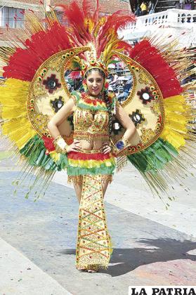 Hermosa toba Uru Uru con la Tricolor Nacional