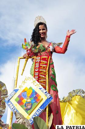 La predilecta del Carnaval, Nadia Hinojosa, y su vistoso carro alegórico
