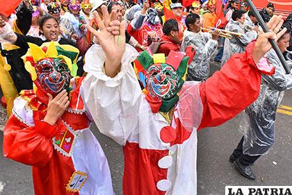 Los pepinos, tradicionales personajes del carnaval paceño