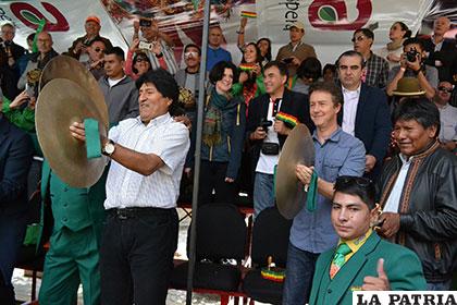 El actor estadounidense Edward Norton y el Presidente Morales tocaron los platillos en el Carnaval de Oruro