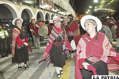 Movimientos lentos al ritmo de la música autóctona de los Sartañani