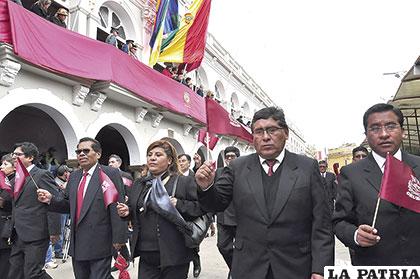 Los funcionarios ediles con el emblema orureño