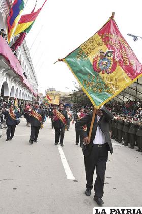 La Fedjuve de Oruro también desfiló
