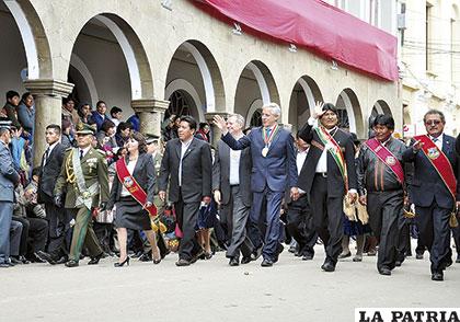 Autoridades nacionales participaron del desfile del 10 de Febrero