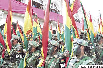 Efectivos de la Policía Militar con la Tricolor