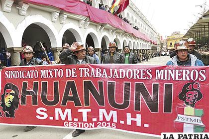 Los trabajadores de Huanuni presentes en el desfile cívico