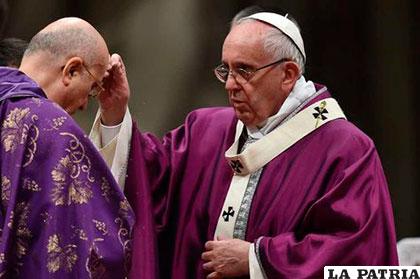 Francisco (der.) impone cenizas en la frente del cardenal Bertone durante la apertura de la Cuaresma