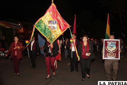 Orureños portando símbolos departamentales desfilaron el Cochabamba