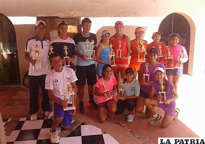 Los ganadores del nacional de tenis G-2 en Tarija
