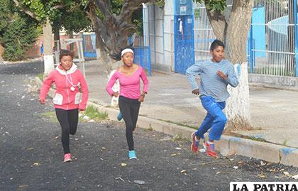 Los atletas entrenaron ayer en la parte externa del estadio 