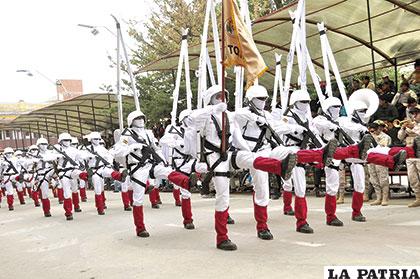 Regimiento Illimani con su paso de parada