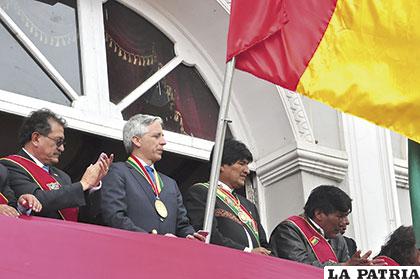 Las principales autoridades saludaron el desfile desde el palco de la Gobernación
