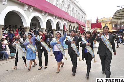 Autoridades cochabambinas en el desfile de Oruro