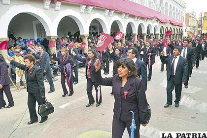 En alto el Rojo Carmesí con los trabajadores del Hospital de Vinto
