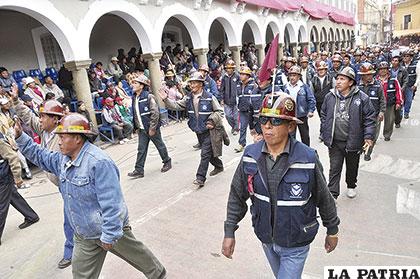Cooperativistas mineros también en el desfile