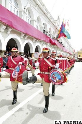 Los tambores de los Colorados de Bolivia retumbaron en Oruro