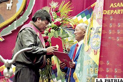El gobernador Víctor Hugo Vásquez entrega el reconocimiento a la banda 