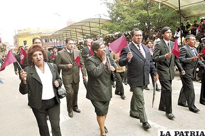 Trabajadores ediles exclamando 