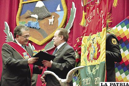 El alcalde Edgar Bazán entrega el reconocimiento al Colegio Alemán 