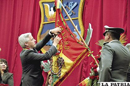 El vicepresidente Álvaro García entrega el Gran Escudo de Oro 