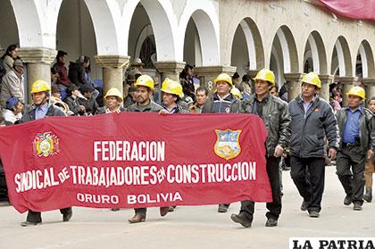 Con cascos amarillos los trabajadores de la construcción