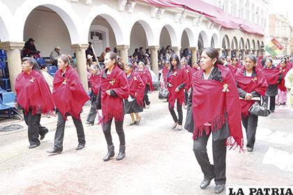 Comerciantes del mercado Kantuta llevando orgullosas el Rojo Carmesí