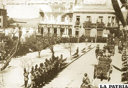 Los soldados orureños en cumplimiento de la parada militar