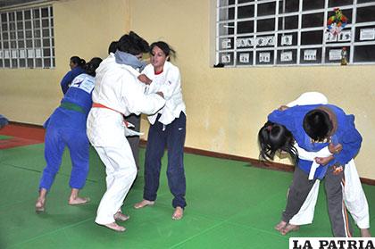 Durante el entrenamiento de los judocas orureños