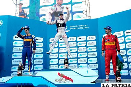 El británico Sam Bird festeja en el podio