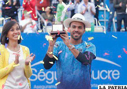 Estrella con el trofeo de campeón del certamen 