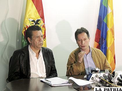 El renunciante presidente de la ESM, José Alberto Padilla, junto al ministro César Navarro en una anterior conferencia de prensa