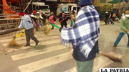 Trabajadores de EMAO limpian la ciudad al concluir el Carnaval