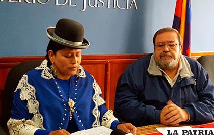 Los ministros, de Justicia, Virginia Velasco, y de Educación, Roberto Aguilar