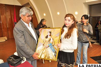 La reinita del Corso Infantil 2016, Ruth Micaela Miranda, junto al presidente del Círculo Ateniense