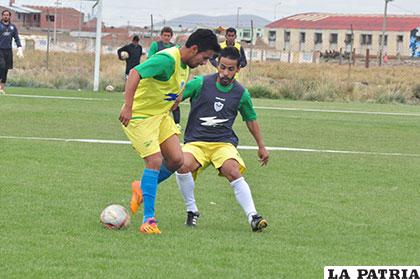 Jhosimar Prado y Charles Da Silva disputan el balón