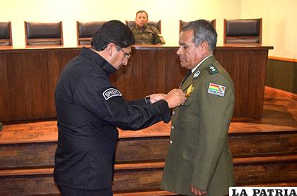 El director de Diprove entrega distinción al comandante de la Policía en Oruro