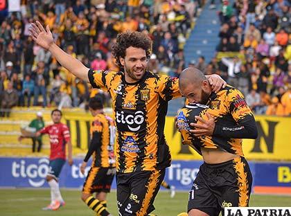 Marteli y Cristaldo, jugadores de The Strongest