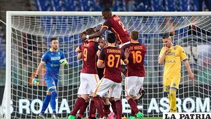 El festejo de los jugadores de la Roma por la victoria ante el Carpi