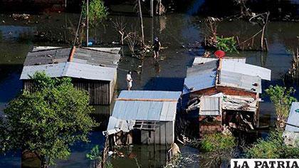 Barrios de Asunción inundados por crecida del río Paraguay