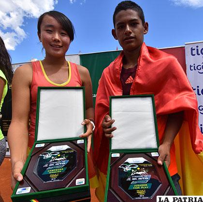 El tenista boliviano Juan Carlos Aguilar junto a la japonesa Yuki Naito, campeones en 18 años