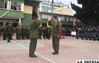 El Cnl. Tapia (izquierda) deja el cargo de comandante al Cnl. Torrelio (derecha)