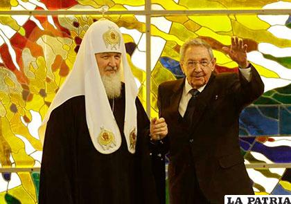 El presidente de Cuba Raúl Castro (Der.) y el patriarca ruso Kiril
