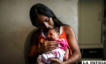 Leticia de Araujo Aguiar sostiene su hija con microcefalia