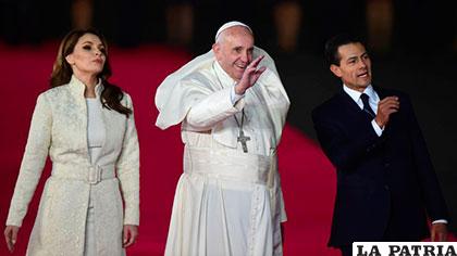 El Papa Francisco fue recibido por el presidente mexicano Enrique Peña Nieto y su esposa