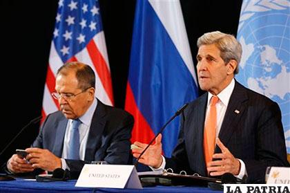 El canciller ruso Serguei Lavrov (Izq.) y el secretario de Estado norteamericano, John Kerry
