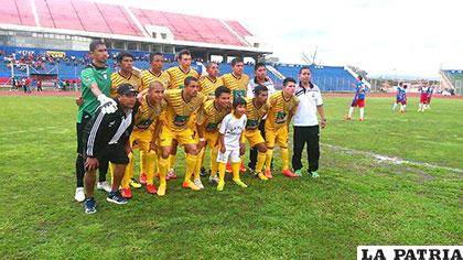 Jugadores del cuadro de EM Huanuni en el estadio IV Centenario de Tarija