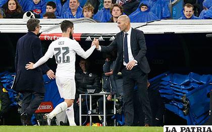 Zinedine Zidane, estratega de Real Madrid, saluda a Isco