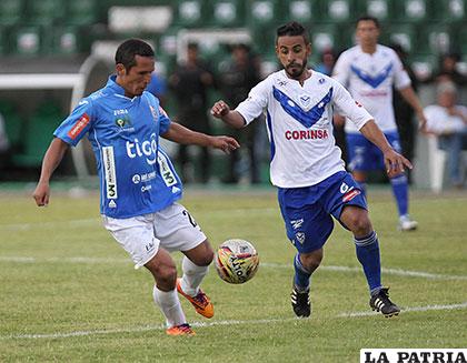 Roly Sejas disputa el balón con Charles Da Silva
